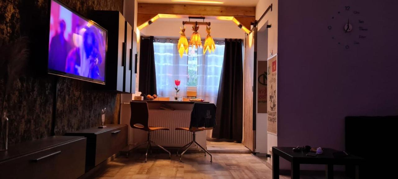 Tiki'S Bar Studio Boekarest Buitenkant foto